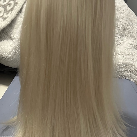 Platinum Beautiful Wig 22 inches - Picture 2 of 8